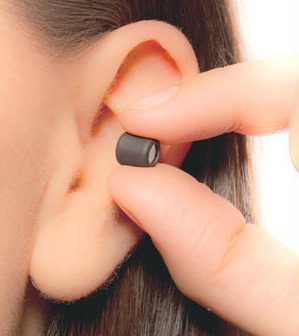 Wkładanie bezprzewodowej mikrosłuchawki